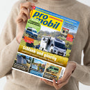 Titelbild der Zeitschrift „promobil“, gehalten von einer Person in beigefarbenem Pullover. Auf dem Cover ein weißes Wohnmobil auf einer Wiese mit einer Person im Campingstuhl davor. Hauptüberschriften: „Schlank und günstig – Sunlight V 67 S im Supercheck“, „14 Campingsbusse für große Menschen“, „Solartaschen im Test“, „Relaxen mit Seeblick“, „Westfalia James Cook“. Farbgestaltung in Gelb, Blau und Rot mit mehreren Fotoausschnitten zu Campingmotiven.
