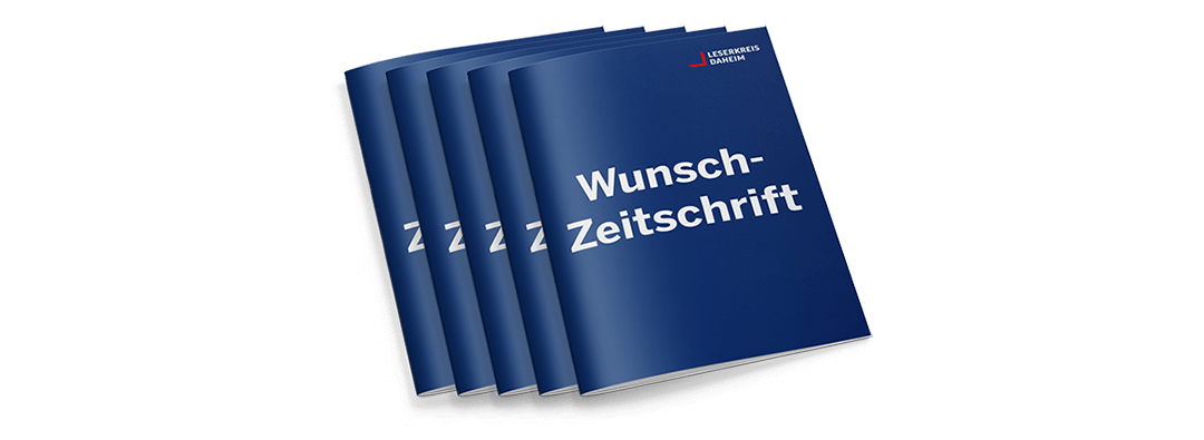 Fünf nebeneinander versetzte, dunkelblaue Zeitschriften mit weißer Aufschrift „Wunsch-Zeitschrift“ auf dem Cover und rot-weißem Logo „Lese­rkreis Daheim“ oben rechts, glänzendes, leicht reflektierendes Umschlagmaterial, perspektivisch leicht nach rechts geneigt.