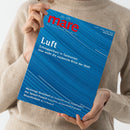 Helles, neutral gekleidete Person hält das Magazin „mare – Die Zeitschrift der Meere“, Ausgabe Nr. 176, mit blauem Cover und wellenartigem Linienmuster. Haupttitel „Luft“ mit Unterzeile „Schnupperkurs in Tasmanien. Hier weht die sauberste Brise der Welt“, weitere Texte: „Meerenge Dschibuti“, „Die Splash-Formel“ und „Strandfußball“. Schriftfarben Weiß und Rot, aufgenommen vor hellem Hintergrund.