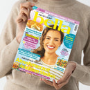 Hände in beigem Strickpullover halten eine Frauenzeitschrift mit dem Titel „bella – Das tut dir gut“. Auf dem Cover ist eine lächelnde Frau mit hellbraunen Haaren vor blauem Hintergrund abgebildet. Textelemente: „Kuchenträume mit süßen Früchten“, „Düfte, die gesund machen“, „Fit werden in 2 Minuten“, „Abnehmen mit leichten Stullen“, „Wohlfühl-Sommer“ sowie Hinweise zu Ernährung, Gesundheit, Deko und Beauty-Themen.