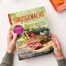 Titelblatt des Magazins „Landlust EINFACH HAUSEGMACHT“ mit dem Untertitel „Mein Magazin für Haus und Küche“, gehalten von zwei Händen über hellem Hintergrund. Auf dem Cover: ein aufgeschnittenes gegrilltes Steak mit Kräutern auf Holzbrett, Salatschüssel, grüne Sauce in grauer Schale und kleine Tomaten. Textaufschriften u. a.: „Köstliches vom Grill“, „Erdbeeren & Rhabarber“, „Bunte Pestos“ und „Einfache Rührkuchen“.