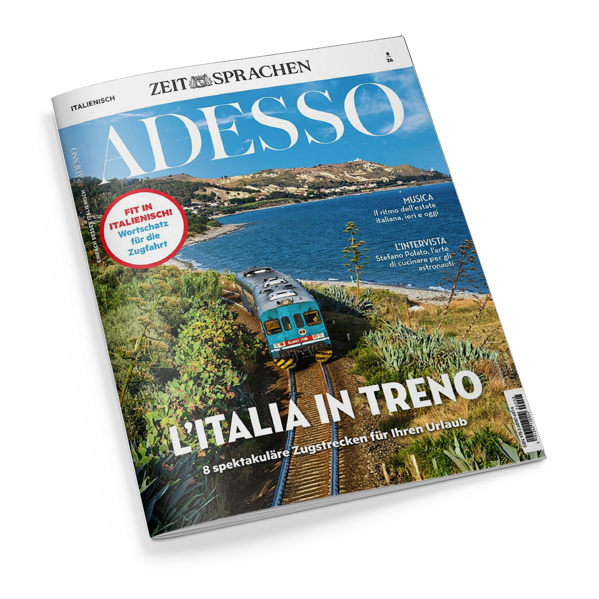 Titelbild der Zeitschrift „Adesso“ mit dem Schriftzug „ZEIT SPRACHEN“ oben. Im Vordergrund ein blau-grüner Zug auf einer eingleisigen Bahnstrecke entlang der italienischen Küste, umgeben von grüner Vegetation, Meer und Hügeln im Hintergrund. Textaufschriften: „L’ITALIA IN TRENO – 8 spektakuläre Zugstrecken für Ihren Urlaub“, „FIT IN ITALIENISCH! Wortschatz für die Zugfahrt“, „MUSICA“ und „L’INTERVISTA Stefano Polato“.