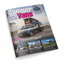 Titelbild der Zeitschrift „CamperVans“, Ausgabe 7/2024, mit einer frontalen Aufnahme eines silbernen VW California Campervans mit aufgeklapptem Schlafdach, darin sitzt eine männlich gelesene Person; umliegende Natur, Küstenstraße und Wasser im Hintergrund. Hauptüberschrift: „Der Thronfolger – Erstes Campen im neuen VW California“. Weitere Titelthemen: „Längs- vs. Querbett“, „20.000 Euro sparen“, „Zubehör: Offroad-E-Moped, Thermobecher, Insektenschutz“.