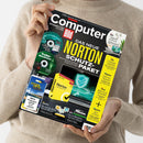 Person in beigefarbenem Strickpullover hält das Magazin „Computer Bild“ mit schwarzem Titelhintergrund in beiden Händen. Hauptaufschrift: „Das neue Norton Schutz-Paket“. Sichtbar sind CD- und Softwareverpackungen mit „Norton Antivirus Plus“ sowie ein geöffneter Laptop mit digitalem Schutzschild-Symbol. Zusätzliche gelbe Infoboxen mit Themen zu Bluetooth-Lautsprechern, Gratis-Foto-Programmen, KI im iPhone und Wetter-Apps.