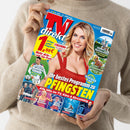 Person in beigem Strickpullover hält das Magazin „TV direkt“ mit rotem Logo und blauer Titelseite, darauf eine lächelnde Frau mit blondem Haar in rotem Kleid. Texte u. a.: „Ihr bestes Programm zu Pfingsten“, „Alle Hits im TV, Kino & Streaming“, „Mehr drin zum Top-Preis!“. Bilder zeigen u. a. Fußballspieler, Schloss und Tiere sowie TV-Themen wie „Tatort“ und „Daniela Katzenberger“.