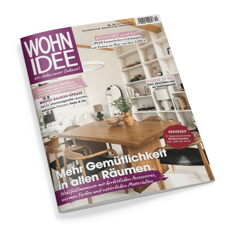 Titelbild der Wohnzeitschrift „WOHNIDEE“ Ausgabe Nr. 10 vom Oktober 2024 mit dem Slogan „Wir lieben unser Zuhause!“ in weißer Schrift auf lila Grund, im Vordergrund ein Esszimmer mit großem Holztisch, vier verschiedenen Stühlen, Pflanze im Tongefäß und Regal mit Dekoobjekten im Hintergrund; Aufschriften u. a.: „Mehr Gemütlichkeit in allen Räumen“, „WOHNIDEE wird 40!“, „Erntezeit – 11 überraschende Kürbisrezepte“, „Stauraum-Helden“, „Balkon-Update“ und „Coffee to go“.
