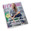 Titelbild der Frauenzeitschrift „FÜR SIE“ mit einer lächelnden Frau in grauem Pullover und Jeans, sitzend auf einem grünen Stuhl vor hellblauem Hintergrund. Hauptüberschrift: „Die Formel für ein langes Leben“, Unterzeile: „Healthy Aging: Simple Tipps für einen gesunden Körper, ein fittes Gehirn und mehr Lebensfreude“. Weitere Texte: „Die neuen Farben & Muster“, „Frühlings-Highlights“, „Mit dem Schiff nach New York“ und „Lebenslang gut hören“.