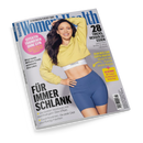 Titelblatt der Zeitschrift „Women’s Health“ mit einer lächelnden, weiblich gelesenen Person in gelbem Cropped-Hoodie und blauer Radlerhose, mittig stehend und eine Hand im Haar. Texte auf dem Cover: „FÜR IMMER SCHLANK“, „28 Tricks, besser zu essen“, „Effektiv trainieren ohne Gym“, „Dein Weg zum Super-Bauch“, „Gewinne VIP-Tickets für Blümchens letzte Tour“ sowie das Markenlogo „Fabletics“ auf dem Bund des Tops.