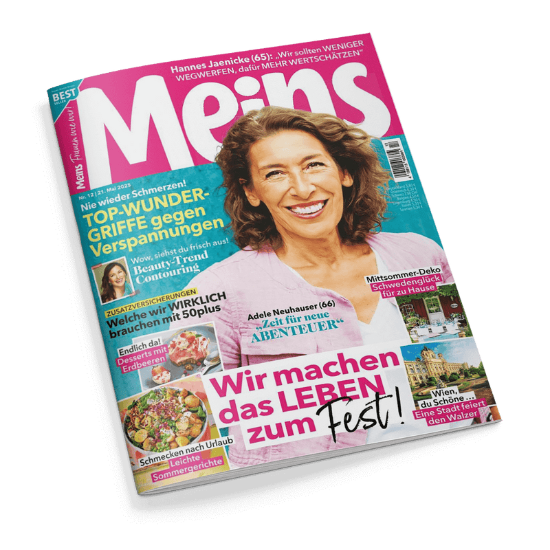 Titelbild der Zeitschrift „Meins“ mit einer älteren, lächelnden Frau mit lockigem braunem Haar in rosa Bluse vor türkisfarbenem Hintergrund; zentrale Schlagzeilen u. a.: „TOP-WUNDERGRIFFE gegen Verspannungen“, „Wir machen das LEBEN zum Fest!“, „Zeit für neue ABENTEUER“, „Welche wir WIRKLICH brauchen mit 50plus“, „Leichte Sommergerichte“, „Wien, du Schöne…“.