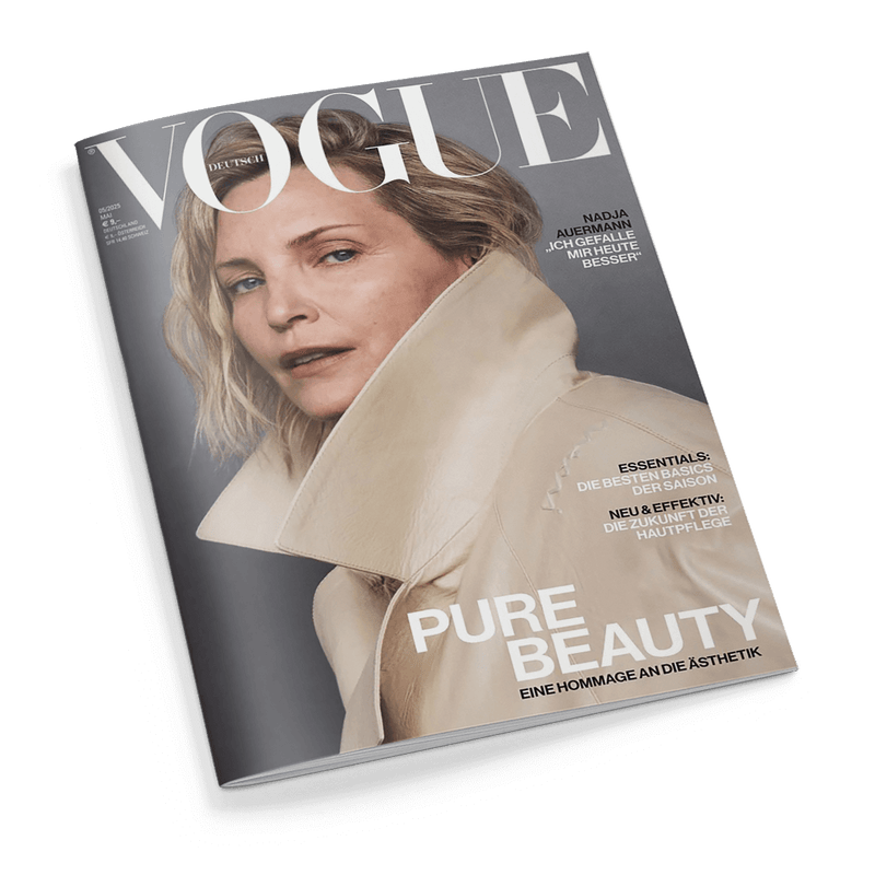 Titelbild der deutschen Ausgabe der Zeitschrift „VOGUE“ mit dem Porträt einer hellhäutigen weiblichen Person mit blondem, kinnlangem Haar in beigem Ledertrenchcoat vor grauem Hintergrund; sichtbar sind die Texte „Nadja Auermann: ‚Ich gefalle mir heute besser‘“, „ESSENTIALS: Die besten Basics der Saison“, „NEU & EFFEKTIV: Die Zukunft der Hautpflege“ sowie großflächig „PURE BEAUTY – Eine Hommage an die Ästhetik“.