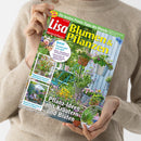 Person in beigefarbenem Strickpullover hält eine Ausgabe der Zeitschrift „Lisa Blumen & Pflanzen“ (Juni 2025) mit grün-blauem und gelbem Titeltext; Cover zeigt einen blumengeschmückten Garten mit Metallstuhl, Blumentöpfen und Kräutern; Aufschriften u. a. „Pflegeleichtes Naschobst“, „Pflanz-Ideen mit Kräutern und Blüten“, „Jetzt freuen wir uns auf Rosen-Dauerblüher“ und „Hortensien holen Farbe auf Terrasse und Balkon“.