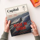 Titelblatt der Zeitschrift „Capital“, Ausgabe 07, mit der Überschrift „MADE IN CHINA“ in großen roten Buchstaben über einer Luftaufnahme einer weitläufigen Solaranlage in bergiger Landschaft; obere Textzeilen: „NEUE TECHNOLOGIE – Die Robotaxis kommen nach Europa“ und „AKTIENANLAGE – 15 Qualitätsaktien, die jetzt günstig sind“; das Heft wird von zwei Händen mit grünem Strickpullover vor hellem Hintergrund gehalten.