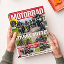 Titelblatt der Zeitschrift „MOTORRAD“ mit rotem Balken und weißer Schrift im oberen Bereich, im Mittelpunkt fünf Motorradfahrende auf Landstraße. Textelemente: „Vergleichstest Nakeds“, „STARKE MITTE!“, „neu Honda CB 750 Hornet“, „Kawasaki Z 650“, „Suzuki GSX-8S“, „Triumph Trident 660“, „Yamaha MT-07“. Unten kleinere Fotos verschiedener Motorräder mit Beschriftungen zu Modellen wie „Aprilia RSV4 Factory“ und „Triumph Speed Triple 1200 RR“.