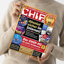 Helle, langärmlig gekleidete Person hält die Computerzeitschrift „CHIP“ mit rotem Titelkopf und gelbem Rand vor neutralem Hintergrund; sichtbare Schlagzeilen: „Absolut sicher im Internet!“, „Der CHIP-PC für jeden Geldbeutel“ sowie „Windows verwalten wie die Profis“ in Farbfeldern Rot, Schwarz, Gelb und Blau, dazu Abbildungen von Softwareboxen, Symbolgrafiken und Logos zu Browser-, Hardware- und Windows-Themen.