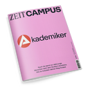 Magazin „ZEIT CAMPUS“ mit rosa Titelblatt, großem schwarzen Schriftzug „Akademiker“ und rotem Kreislogo mit weißem A links daneben. Darunter Text: „Noch nie waren so viele junge Menschen nach dem Studium arbeitslos. Wie du trotzdem deinen Weg findest.“ Rechts unten Barcode und Preisangabe, das Heft liegt leicht schräg auf weißem Hintergrund.