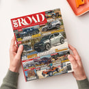 Titelblatt der Zeitschrift „OFF ROAD – Das 4x4-Magazin für die Freiheit auf Rädern“, Ausgabe 02/25. Mehrere Fotos von Geländefahrzeugen in unterschiedlichen Umgebungen, darunter beschriftete Titel wie „XXL-Luxus-Truck“, „Die dritte Generation des Preisbrechers“, „Hippie forever“ und „Förster: die sechste“. Gehalten von zwei Händen über hell beigem Hintergrund, oben links rotes Logo mit weißer Schrift.