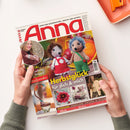 Aufrecht gehaltene Zeitschrift „Anna“ mit dem Titel „Ideen zum Selbermachen • Kreativ und aktuell“, zwei gehäkelten Igelpuppen in rotem und grünem Outfit sowie Fotos einer weiblichen Person und weiterer Handarbeitsprojekte. Sichtbare Texte: „Herbstglück für dich & mich“, „Die schönsten Handarbeits-Ideen“, „Maschenzauber“ und „Lehrgang: Handschuhe stricken in Reihen • Häkeln • Sticken • Stricken • Nähen • Makramee“; links und rechts halten Hände das Heft.