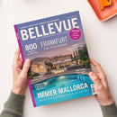 Titelbild des Immobilien-Magazins „BELLEVUE“ mit blauem Hintergrund, großem weißen Schriftzug im oberen Drittel und Foto einer mediterranen Villa mit Pool bei Abendlicht. Textinhalte: „800 Angebote aus aller Welt“, „FRANKFURT – Über 30 Extraseiten“, „IMMER MALLORCA – Wie aus Work-Life-Balance einfach ‚just Life‘ wird“, sowie Themen zu Österreich, Italien, Lübeck, Investment und einem rosa Kreis mit der Aufschrift „Häuser unter 250.000 Euro“.