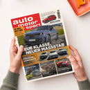 Titelblatt der Zeitschrift „auto motor und sport“, gehalten von zwei Händen über hellem Tisch. Im Mittelpunkt ein blaues Auto mit der Überschrift „Neue Klasse, neuer Maßstab“. Weitere sichtbare Texte: „Vergleichstest Premium-Kompakte – Audi A3, BMW Einser, Mercedes A-Klasse“, „50 Jahre Best Cars“, „Skoda Karoq im 100000-Kilometer-Härtetest“, „Travel Guide Altmark“ und Bildfelder mit mehreren Autos in unterschiedlichen Farben.