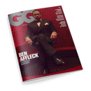 Titelblatt der Zeitschrift „GQ Germany“ mit großem grauem „GQ“-Logo auf rotem Hintergrund aus sechseckigen Kacheln. Im Zentrum sitzt eine männliche Person mit dunklem Bart in schwarzem Anzug, weißem Hemd und Fliege auf einem Stuhl. Text auf dem Cover: „Ben Affleck – Ein Besuch beim Boss“ sowie rechts oben weitere Artikelnamen mit Vornamen „Damiano“, „Nicholas“ und „Damian“.