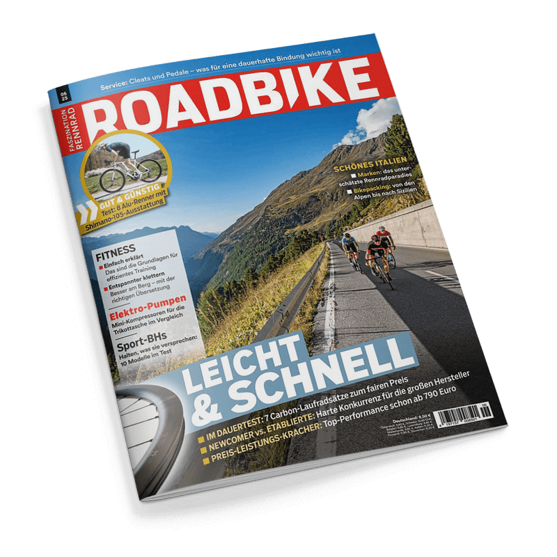 Titelbild der Zeitschrift „RoadBIKE“, Ausgabe 06/25, mit rotem Logo auf weißem Grund oben; zentrale Aufnahme zeigt drei Radfahrer auf Bergstraße vor alpenähnlicher Kulisse unter blauem Himmel. Schlagzeilen: „LEICHT & SCHNELL“, „IM DAUERTEST: 7 Carbon-Laufradsätze“, Themen zu Fitness, Elektro-Pumpen, Sport-BHs, Italien als Radtourenziel und günstige Ausstattung mit Shimano 105. Links oben gelber Kreis mit Radfahrer und Text „GUT & GÜNSTIG – Test: 8 All-Rounder“.