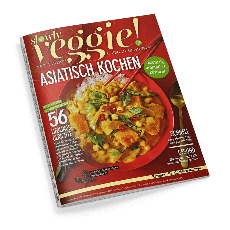 Titelbild der Zeitschrift „slowly veggie! Vegetarisch & vegan genießen“, Schwerpunkt „Asiatisch kochen“, mit rotem Hintergrund und zentralem Foto eines gelben Kichererbsen-Kürbis-Currys mit Reis, serviert in einer roten Schüssel mit Stäbchen; Textelemente u. a.: „56 Lieblingsgerichte“, „Schnell – Easy 30-Minuten-Rezepte mit Tofu“, „Gesund – Wie Ingwer und Chili unserem Körper guttun“, „Exotisch, aromatisch, köstlich!“, Ausgabe Nr. 1/2025 unten am Rand.