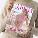 Person mit beigefarbenem Strickpullover hält eine Ausgabe des Magazins „VERENA Stricktrends 02/25“. Auf dem Titelbild sitzt eine blonde Frau in rosafarbenem, gehäkeltem Kurzarm-Pullover und heller Spitzenhose vor hellem Strandhintergrund. Aufschriften: „52 exklusive Designs“, „Sunny Days“, „New Colourmix“, „Kühle Fasern“, „Luftige Maschen für den Sommer“, Schriftfarben überwiegend pink, weiß und schwarz.