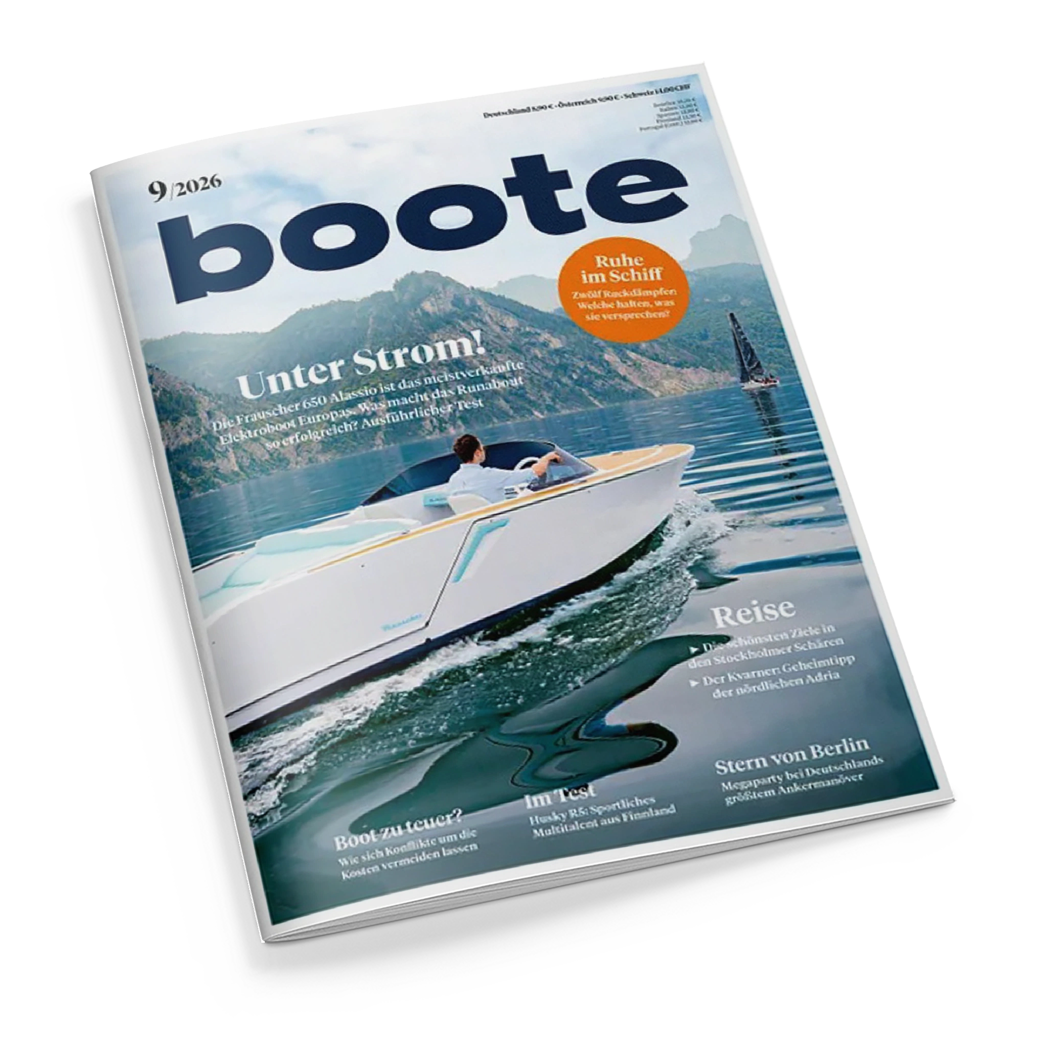 Schräg fotografiertes Magazin „boote“ mit weißem Cover auf schwarzem Hintergrund: Ein weißes Motorboot mit einer männlichen Person fährt über blaues Wasser vor einer Berglandschaft, im Hintergrund ist ein Segelboot erkennbar. Sichtbare Texte: „Unter Strom!“, „Ruhe im Schiff“, „Reise“, „Im Test“, „Bootszeug?“ und „Stern von Berlin“.