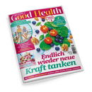 Titelblatt der Gesundheitszeitschrift „Good Health“, Ausgabe Juli/August. Oben pink-gelber Schriftzug „Good Health“, mittig Abbildung von Spinatblättern, Tomatenscheiben, Blaubeeren, Walnüssen und Mandeln. Text u. a.: „Endlich wieder neue Kraft tanken“, „Wie Bewegung unser Gehirn fit hält“, „Squats formen Bauch, Beine, Po“. Linke Bildhälfte zeigt zwei lächelnde Personen mit Fahrrad an der Küste und ein Dessertglas mit Früchten.