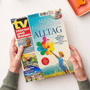 Titelblatt der Zeitschrift „tv Hören und Sehen“, oben mit gelbem Logo auf rotem Hintergrund. Haupttitel: „Mehr Leichtigkeit im Alltag“ über einem Foto eines Kindes mit Strohhut, das einen Strauß bunter Luftballons in der Hand hält, vor blauem Himmel und Wiesenlandschaft. Zusätzliche Textfelder: „Der König der Lüfte“, „Die Geheimnisse des Frühlings“ und „Von der Magie des Vatikans“, gehalten von zwei Händen über hellem Untergrund.