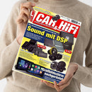 Weibliche Person im beigefarbenen Strickpullover hält eine schräg fotografierte Zeitschrift mit dem Titel „CAR&HIFI“ vor dem Oberkörper. Das Cover zeigt Lautsprecher, Verstärker, Autoradios und Subwoofer sowie die Texte „Sound mit DSP“, „Mini Endstufen“, „Bass extrem“, „Edle Lautsprecher“ und „Großbildschirm nachgerüstet“.