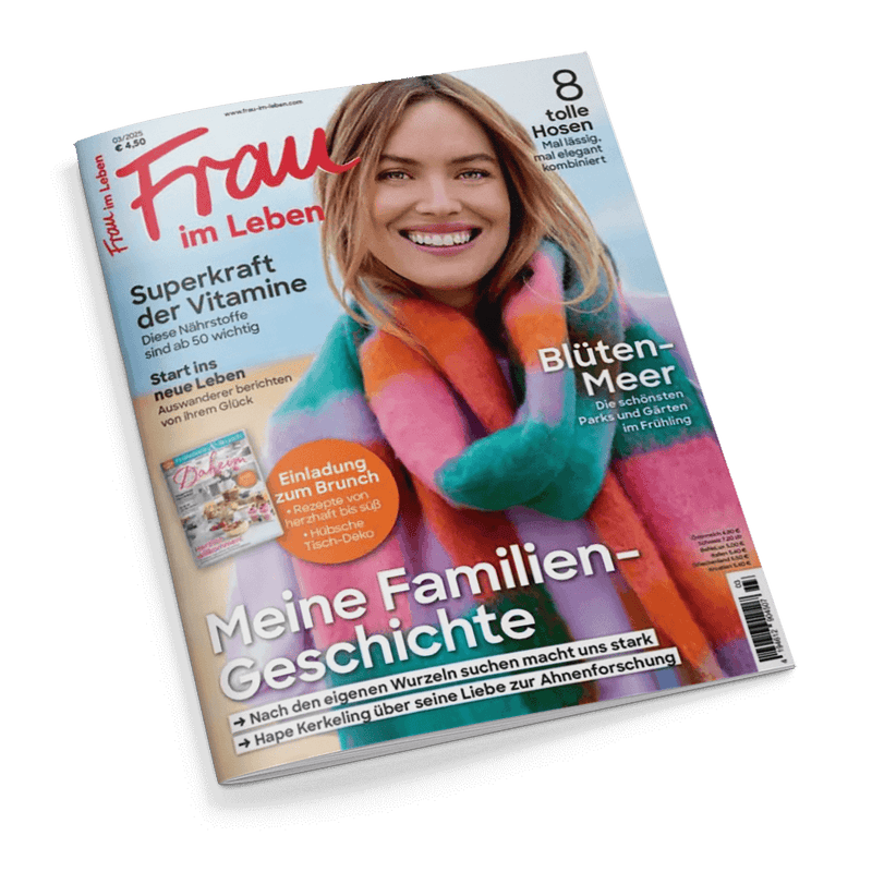 Titelbild der Zeitschrift „Frau im Leben“ Ausgabe 3/2025 mit einer lächelnden Frau vor hellblauem Hintergrund, bekleidet mit einem bunten Schal in Rosa-, Orange-, Grün- und Violetttönen; sichtbare Schlagzeilen u. a.: „Superkraft der Vitamine“, „Meine Familien-Geschichte“, „Blüten-Meer“, „8 tolle Hosen“, „Start ins neue Leben“, „Einladung zum Brunch“ und ein Verweis auf Hape Kerkeling über Ahnenforschung.