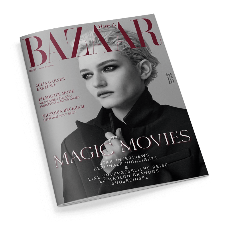 Hochglanz-Cover der Zeitschrift „Harper’s BAZAAR“, Ausgabe 02/25, zeigt eine blonde Person mit kurzen Haaren in dunklem Mantel mit hohem Kragen, seitlich blickend, vor grauem Hintergrund; Titeltexte unter anderem: „MAGIC MOVIES“, „STAR-INTERVIEWS“, „BERLINALE HIGHLIGHTS“, „JULIA GARNER EXKLUSIV“, „EINE UNVERGESSLICHE REISE ZU MARLON BRANDOS SÜDSEEINSEL“, „VICTORIA BECKHAM ÜBER IHRE NEUE SERIE“ und „FILMREIFE MODE – MASKULINER STIL UND KUNSTVOLLE ACCESSOIRES“.