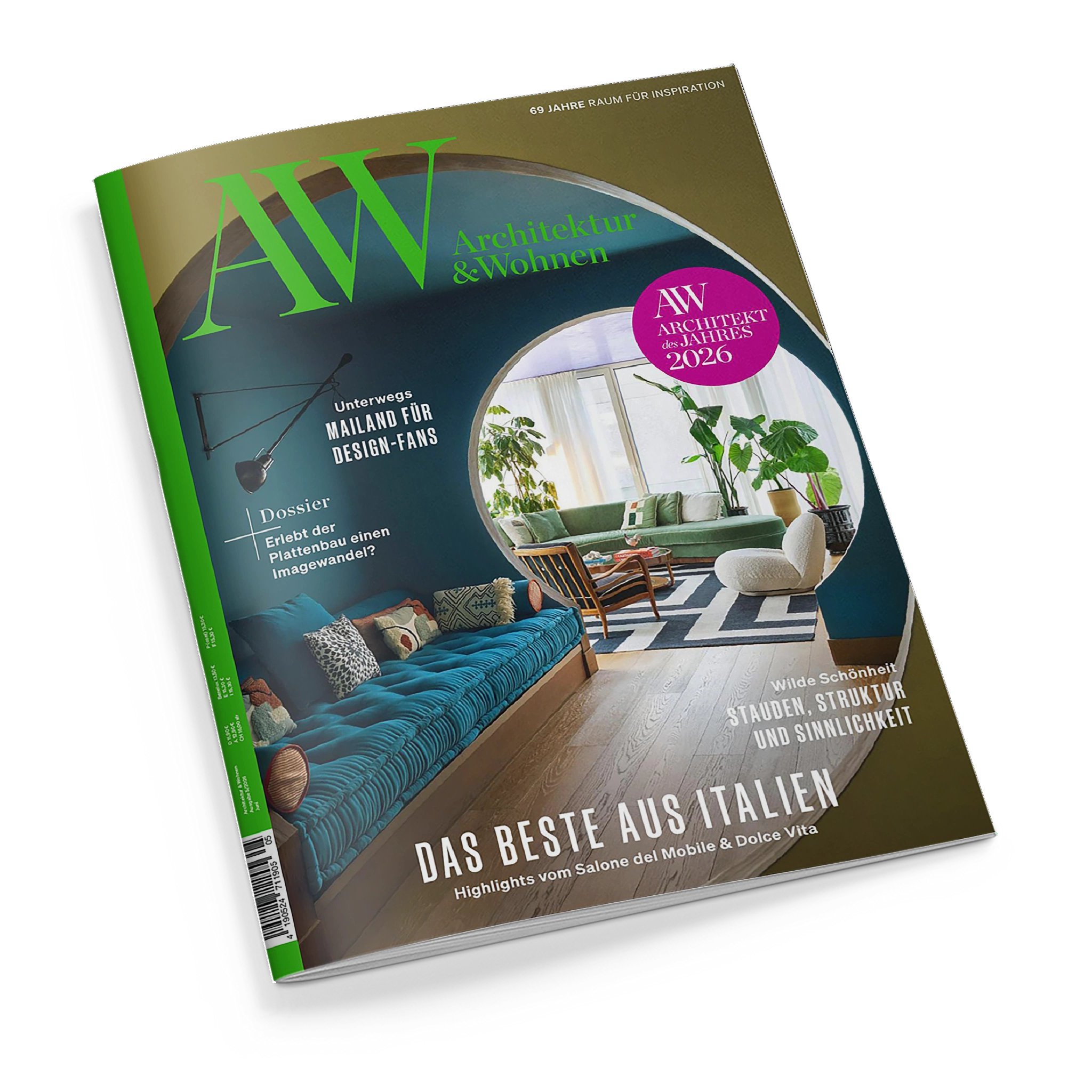 Magazin „AW Architektur & Wohnen“ mit grünem Logo und Schriftzug auf olivbraunem Hintergrund, darunter Titel „Das Beste aus Italien“, dazu Textelemente wie „Mailand für Design-Fans“, „Dossier“ und „Stauden, Struktur und Sinnlichkeit“. Auf dem Cover ein modernes Wohnzimmer mit türkisblauer Polstercouch, runden Tischen, Pflanzen und großem Fenster, fotografiert in heller Innenraumbeleuchtung.
