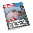 Titelblatt des Satiremagazins „Titanic – Das endgültige Satiremagazin“ mit einer Fotomontage, die den oberen Teil eines menschlichen Kopfes mit kahlem Hinterkopf zeigt, der aus der Wasseroberfläche des Bodensees ragt. Im Hintergrund Uferhäuser und Turmspitzen unter leicht bewölktem Himmel. Aufschrift in weißen und roten Buchstaben: „Niveau sinkt weiter – Haarinsel im Bodensee aufgetaucht“.