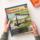 Titelbild der Zeitschrift „Bauen & Renovieren“ mit blau-gelbem Randdesign, roter Überschrift und QR-Code rechts oben. Zentrales Foto zeigt eine überdachte Terrasse mit Markise an einem Flussufer, umgeben von grünem Rasen und blühenden Pflanzen. Haupttitel: „Der Sommer kann kommen“, Untertitel: „Sonnenschutz vom Feinsten“. Weitere sichtbare Themen: Innenräume, Wärmepumpen, erneuerbare Energien, Balkonterrasse, feuchtes Mauerwerk. Hände halten das Magazin über heller Tischfläche.