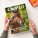 Titelbild der Zeitschrift „Cavallo“ mit Foto eines braunen Pferdes mit Trense vor grünem, unscharfem Hintergrund. Textinhalte: „Euer Mimik-Guide fürs Training“, „Dressur vom Feinsten“, „Verwarnungen beim Turnier“, „Jagdreiten erleben“ sowie ein gelber Kreis mit „Top-Effekte garantiert: Magisches Zirkel-Training“. Zwei Hände in graugrünen Ärmeln halten das Heft über einer hellen Oberfläche.