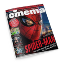 Schräg aufgenommenes, einzelnes Hochglanzmagazin „cinema“ vor schwarzem Hintergrund. Das Cover zeigt eine rote Spider-Man-Figur mit schwarzem Netz und großen weißen Augen vor einer nächtlichen Stadt; sichtbare Texte sind „EXKLUSIVE: Die coolsten Film-Locations in NEW YORK“, „SPIDER-MAN“, „The Invite“, „Sunny Dancer“, „Steckerlfischasko“, „Dreams“ und „PLUS Tom Holland und Zendaya über den Dreh“.
