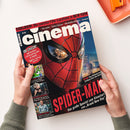 Cinema-Filmmagazin, von zwei Händen vor hellem Hintergrund gehalten; das Cover zeigt eine rote Spider-Man-Maske mit schwarzem Netz, Filmstills und schwarze sowie rote Flächen. Sichtbare Texte: „EXKLUSIV: Die coolsten Film-Locations in NEW YORK“, „IM CHECK! 30 Kinofilme, 23 Streaming-Hits im August“ und „SPIDER-MAN“.