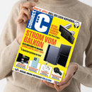 Eine weibliche Person im beigefarbenen Strickpullover hält eine schräg fotografierte Zeitschrift mit gelbem Cover und blau-weißem „connect“-Logo. Sichtbare Texte: „SONY VS. APPLE: DUELL DER LUXUS-KOPFHÖRER“, „ULTRA STARKE KAMERA PHONES von Vivo & Oppo“, „STROM VOM BALKON“, „5 Speichersysteme im Test“ sowie „SOCIAL-MEDIA-RATGEBER FÜR ELTERN“.