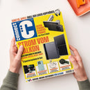 Aufgeschlagenes Technikmagazin „connect“ auf weißer Fläche, von zwei Händen mit grauen Strickärmeln gehalten; orangefarbenes Gerät oben rechts. Gelbes Cover mit Texten „SONY VS. APPLE: DUELL DER LUXUS-KOPFHÖRER“, „ULTRA STARKE KAMERA-PHONES von Vivo & Oppo“ und „STROM VON DER ALKON“, dazu Abbildungen von Kopfhörern, Kameras, Smartphones, Solarmodul, Speichersystem, Fernseher, Ohrhörern und Smartwatch.