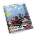 Titelbild des Magazins „Spotlight – Das Magazin zur englischsprachigen Welt“ mit Blick über die Skyline von New York; im Vordergrund sitzen vier Personen mit dem Rücken zur Kamera auf einer Aussichtsplattform, darunter Aufschrift „10 amazing places – NEW YORK HIGHLIGHTS“, gelber Kreis mit Text „ESSENTIAL TIPS – About speaking English“, roter Kreis mit weißer Aufschrift „We ♥ NYC – no matter what!“, darüber diverse Hochhäuser und wolkenbedeckter Himmel.