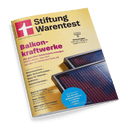 Titelbild der Zeitschrift „Stiftung Warentest“ mit gelbem Hintergrund, großem violettem Schriftzug „Balkonkraftwerke“ sowie zwei schräg fotografierten Solarmodulen im unteren rechten Bereich; weitere sichtbare Themen: Smartwatches, Akku-Bohrschrauber, Deos für Männer, Grillkäse, Autokindersitze, Stand-up-Paddling, Tintendrucker, Eiscreme; blaue Textmarke mit Hinweis zu Stromkosten-Ersparnis bei Balkonkraftwerken.