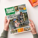 Titelblatt der Zeitschrift „AngelWoche“ Ausgabe 12/2025 mit grünem Kopfbereich und Aufschrift „Deutsche Sportfischer Zeitung“. Hauptmotiv: erwachsene männliche Person in Wathose und Junge mit Angelrute am Gewässer, beide halten einen Hecht. Schlagzeilen u. a. „Vater, Sohn, Hecht!“, „4 Köder für Hornis“, „Wie macht man leckere Matjes zu Hause?“ und „UL-Rolle Walford CC2000S HG“.