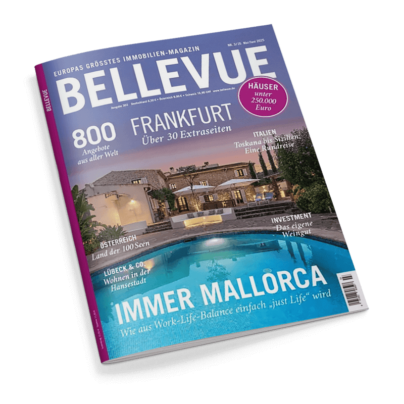 Titelbild des Immobilien-Magazins „BELLEVUE“ mit der Hauptüberschrift „IMMER MALLORCA – Wie aus Work-Life-Balance einfach ‚just Life‘ wird“, im Hintergrund eine mediterrane Villa mit Pool bei Dämmerung; weitere Texte: „FRANKFURT – Über 30 Extraseiten“, „800 Angebote aus aller Welt“, „ÖSTERREICH – Land der 100 Seen“, „ITALIEN – Toskana bis Sizilien“, „INVESTMENT – Das eigene Weingut“, „LÜBECK & CO – Wohnen in der Hansestadt“ sowie ein runder Magenta-Störer mit weißem Text „HÄUSER unter 250.000 Euro“.