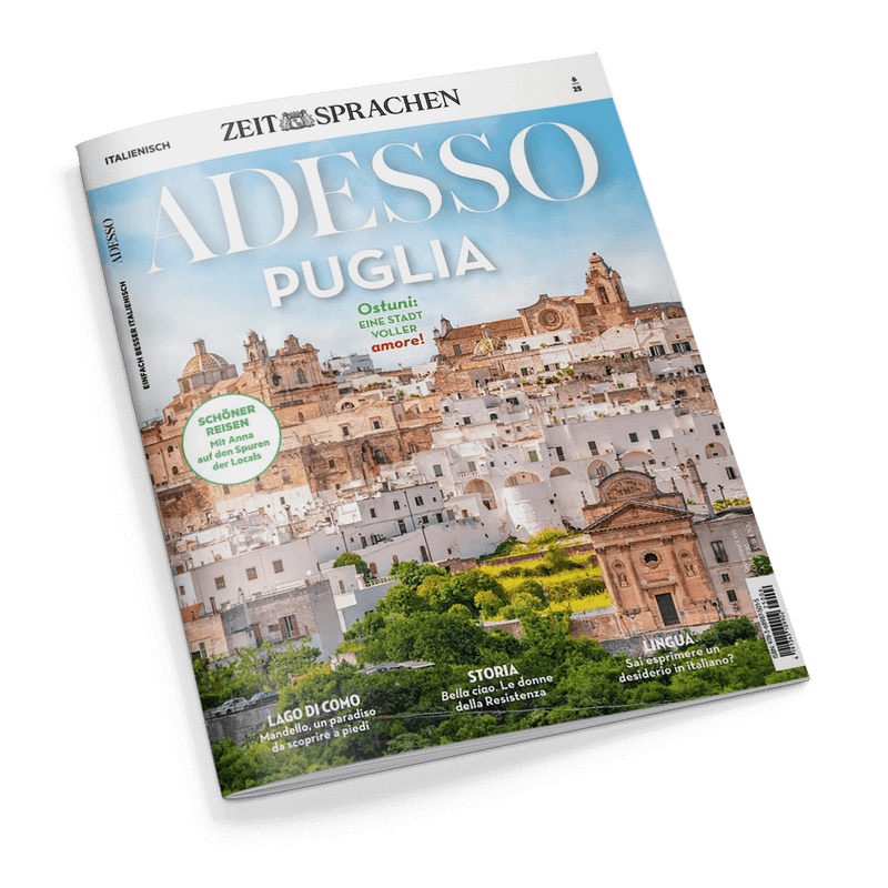 Titelbild der Sprachlernzeitschrift „Adesso“ aus der Reihe „ZEIT SPRACHEN“, Ausgabe mit Schwerpunkt „Puglia“, zeigt eine Ansicht der italienischen Stadt Ostuni mit dicht gedrängten weißen Häusern und historischen Gebäuden vor blauem Himmel; Aufschriften u. a.: „Ostuni: Eine Stadt voller amore!“, „Schöner reisen – Mit Amore auf den Spuren der Locals“, „Lago di Como“, „Storia – Bella ciao: Le donne della Resistenza“, „Lingua – Sai esprimere un desiderio in italiano?“.