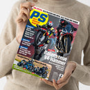 Eine hell gekleidete Person hält das Magazin „PS sport motorrad magazin“ in den Händen; auf dem Cover zwei Motorräder in Fahrt mit Fahrenden in Rennkleidung, daneben Schlagzeilen zu Themen wie „Italiens neue V4-Hämmer“, „Premiere Aprilia RSV4 Factory, Ducati Streetfighter V2 S, Yamaha MT-07“ und „Vergleichstest Power-Nakeds“, mit gelb-blauem Logo „PS“ auf rotem Hintergrund.