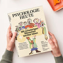 Titelblatt der Zeitschrift „Psychologie Heute“, Ausgabe Juli 2023, gehalten von zwei Händen vor hellem Hintergrund. Auf beigem Cover eine farbige Illustration mehrerer stilisierter Personen mit unterschiedlichen Gesichtsausdrücken und Gesten. Hauptüberschrift: „Mit schwierigen Menschen leichter leben“, darunter Texte: „Brücken bauen. Grenzen setzen. Kontakt abbrechen? So finden wir den richtigen Umgang.“ sowie kleinere Themenhinweise zu Schlaf, Essstörungen und Fans.