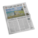 Schräg liegende Titelseite der Zeitung „DIE ZEIT“ mit großem Schriftzug oben, darunter ein farbiges Landschaftsbild mit Wasser und Vegetation sowie der Überschrift „Claude Monet – Der Mann, der das Licht malte“. Darunter mehrere Textspalten mit Artikeltiteln wie „Eine Mutige vor!“ und „Mehr Geduld wagen“, rechts eine schmale Spalte mit kleineren Porträtfotos (eine weibliche Person) und weiteren Überschriften.