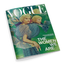 Magazincover der deutschen Ausgabe der „Vogue“ mit dem Titel „THE WOMEN WE ARE“. Mehrfachspiegelung einer blonden weiblich gelesenen Person in gemustertem blau-grünem Kleid vor grünem Hintergrund, goldene Armbänder am Handgelenk. Zusätzliche Aufschrift: „EIN KALEIDOSKOP DES FRAUSEINS“, unten links Name „MALA EMDE“, oben rechts „COLLECTOR’S ISSUE“.